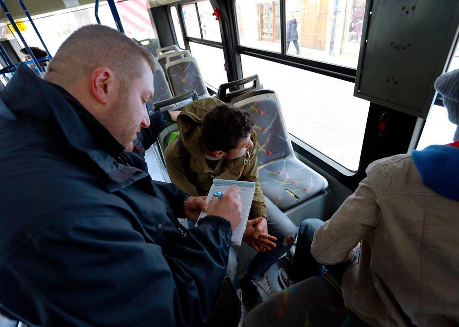 A Modena una body-camera per i controllori contro i portoghesi sui bus 