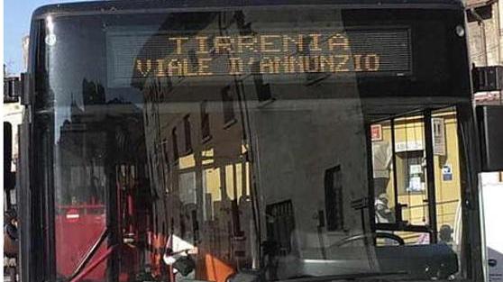 Aggredisce autista del bus: scooterista arrestato in strada
