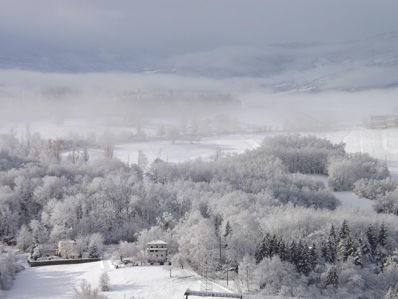 Una suggestiva immagine dell'Appennino in queste ore  (Foto Montanari)