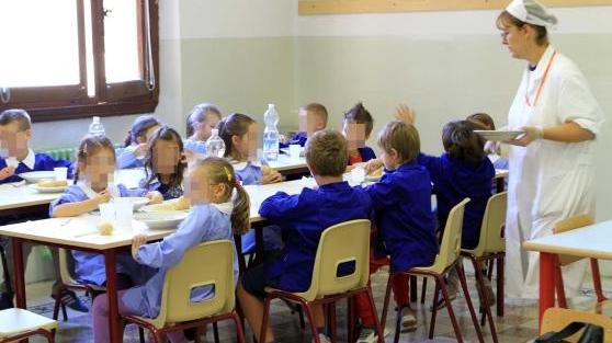 Bambini in mensa a scuola (foto d'archivio)