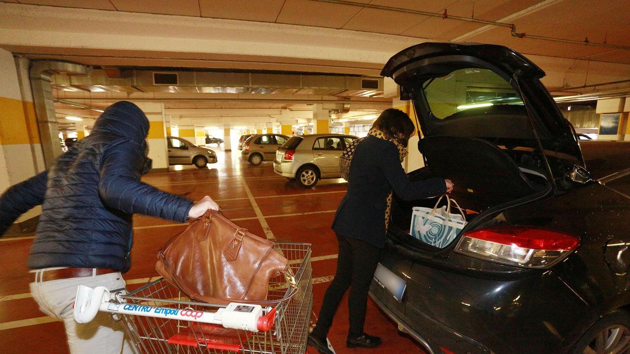 La ricostruzione di un furto nel parcheggio (Foto Agenzia Carlo Sestini)