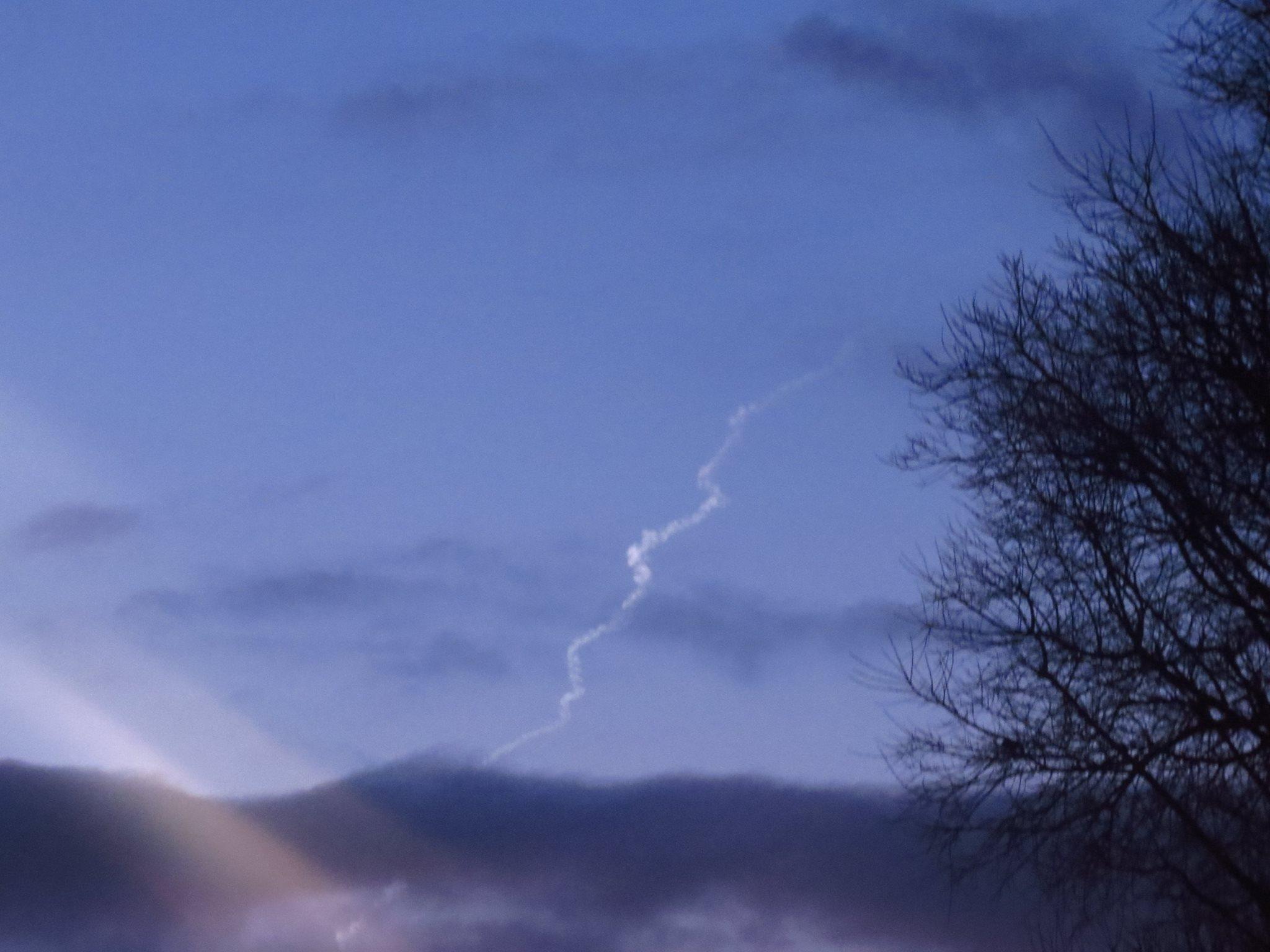 La foto scattata da Enrica Martolini a Cascina: questa sarebbe la scia finale dell'"oggetto" visto in cielo