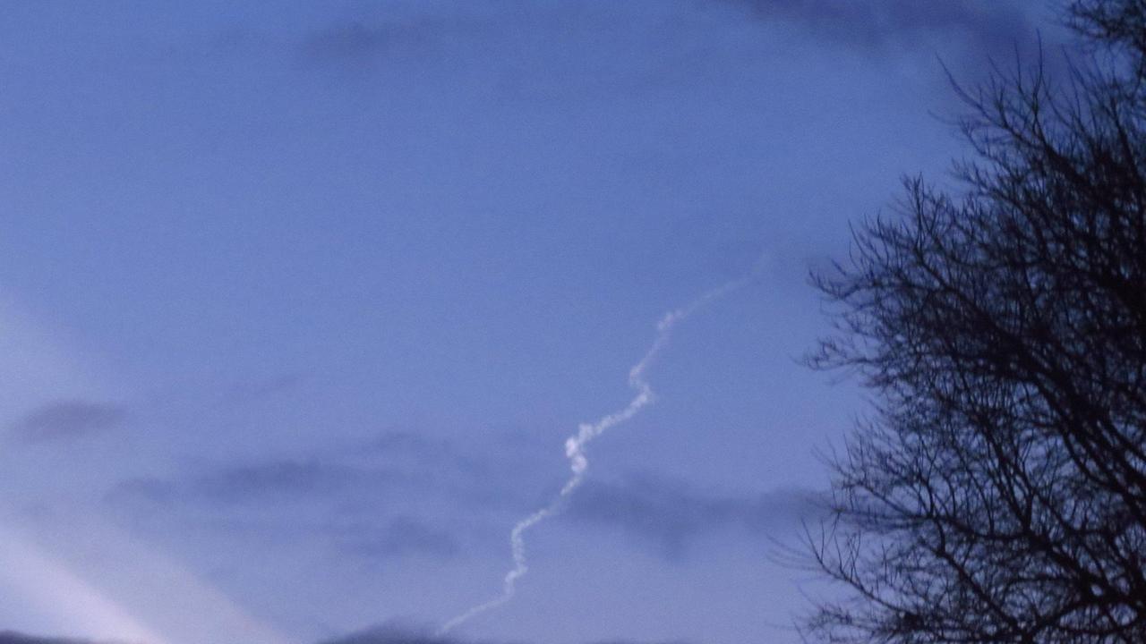 La foto scattata da Enrica Martolini a Cascina: questa sarebbe la scia finale dell'"oggetto" visto in cielo