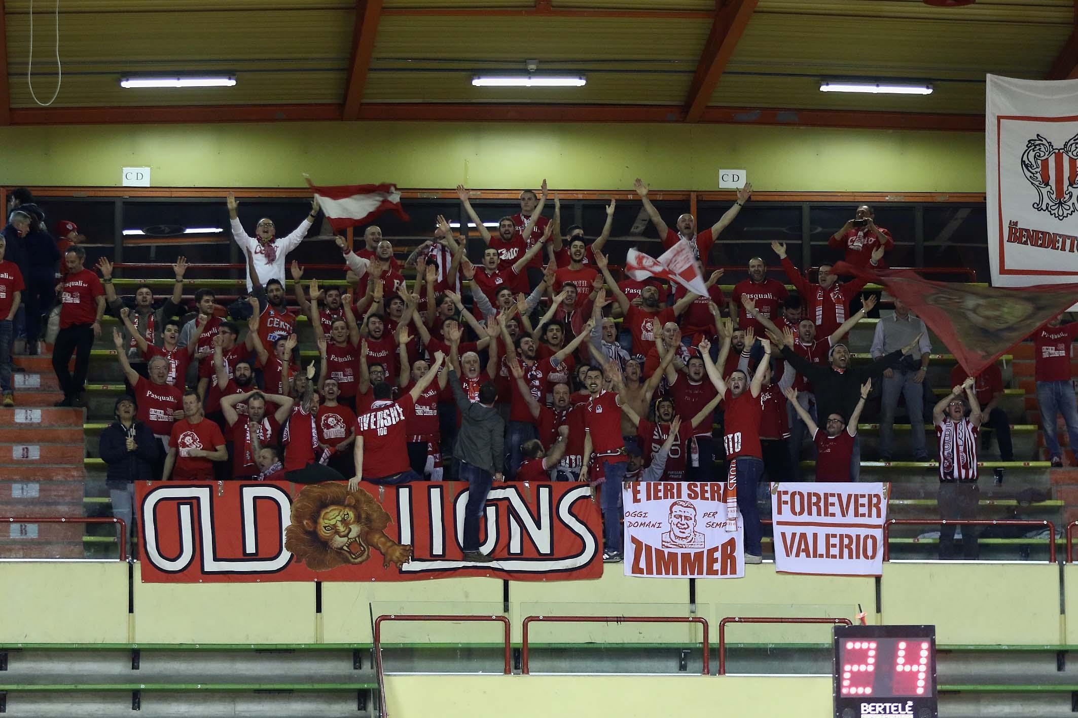 I tifosi centesi al Pala Fiera per sostenere la Tramec nel derby con Forlì