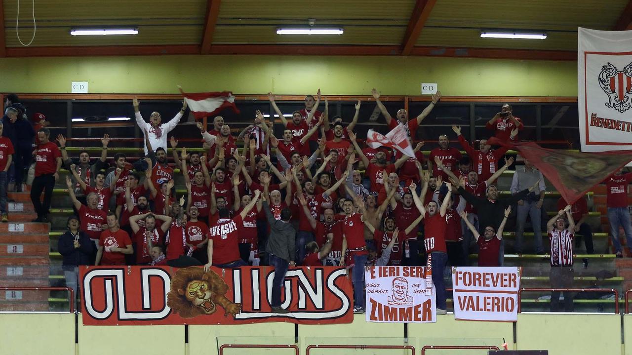 I tifosi centesi al Pala Fiera per sostenere la Tramec nel derby con Forlì