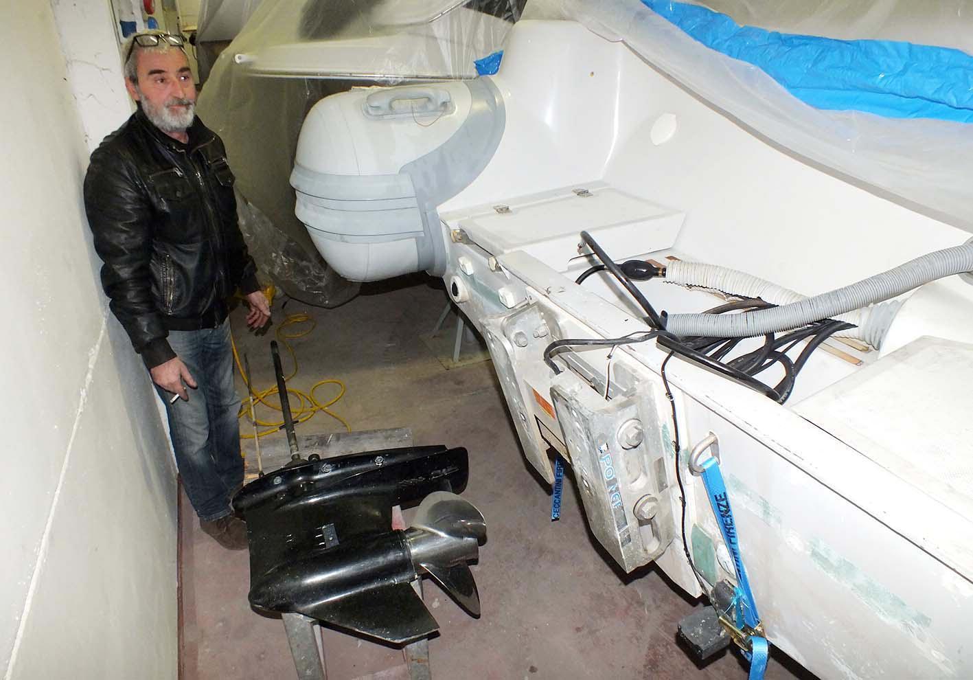 Pecchioli nel capannone della Nautica Piombino Service (foto Pabar)