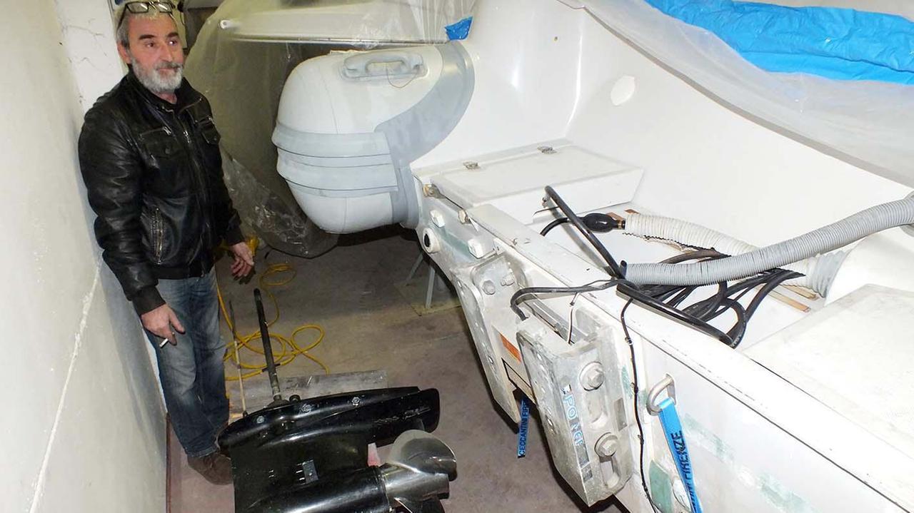 Pecchioli nel capannone della Nautica Piombino Service (foto Pabar)