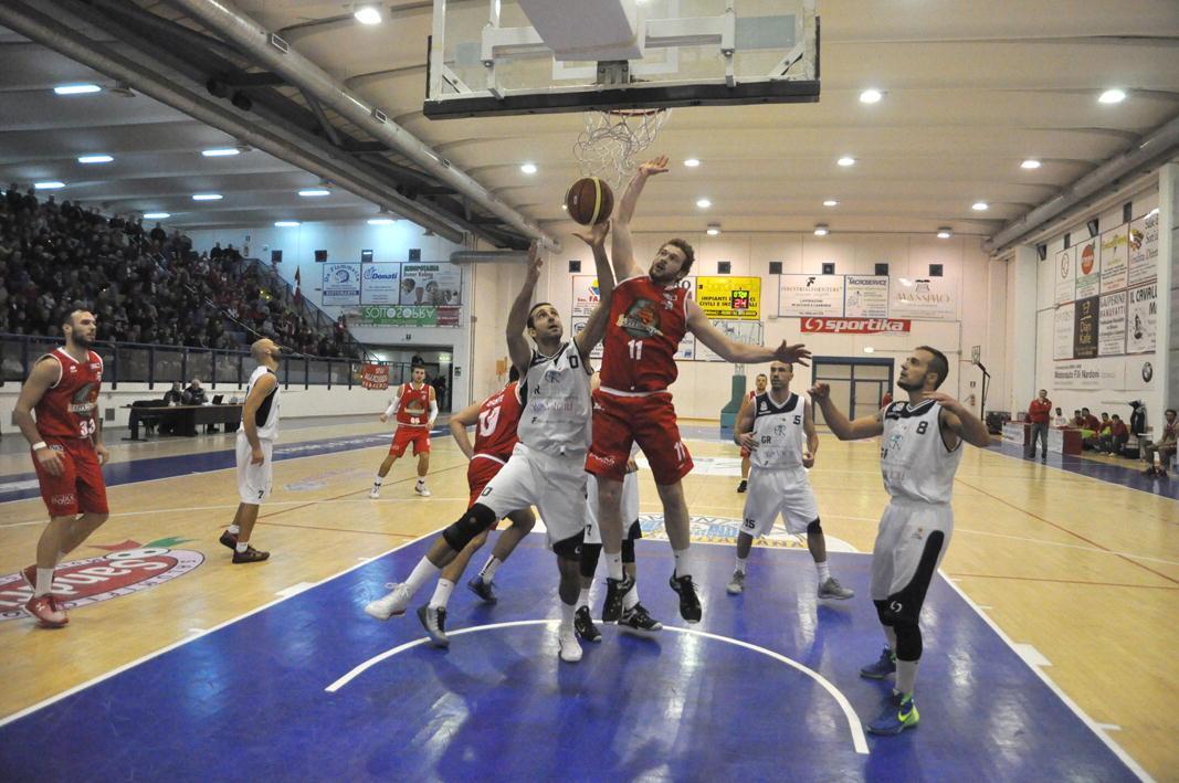 Gambolati sotto canestro
