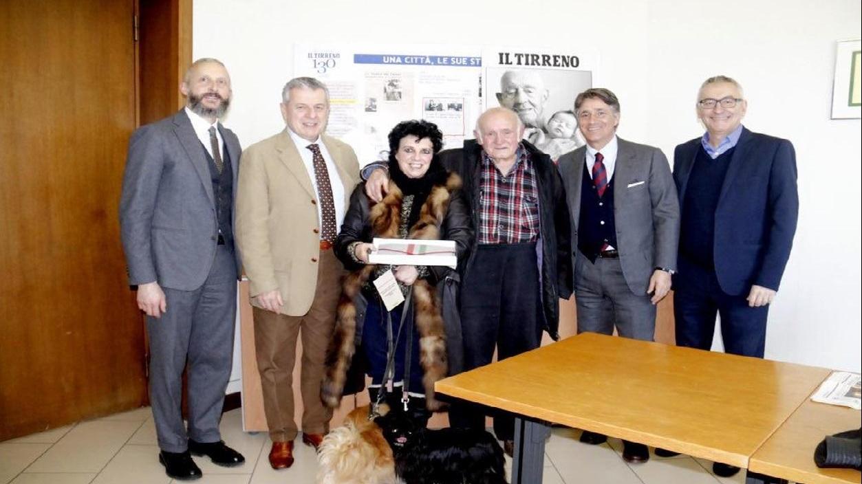 Pino Giusini e la moglie Lidia al centro. A sinistra: il direttore del Tirreno Omar Monestier e il responsabile regionale comunicazione di Poste Alessandro Galassi. A destra, il consigliere delegato Raffaele Serrao e il capocronista Alessandro Guarducci (Marzi Pentafoto)