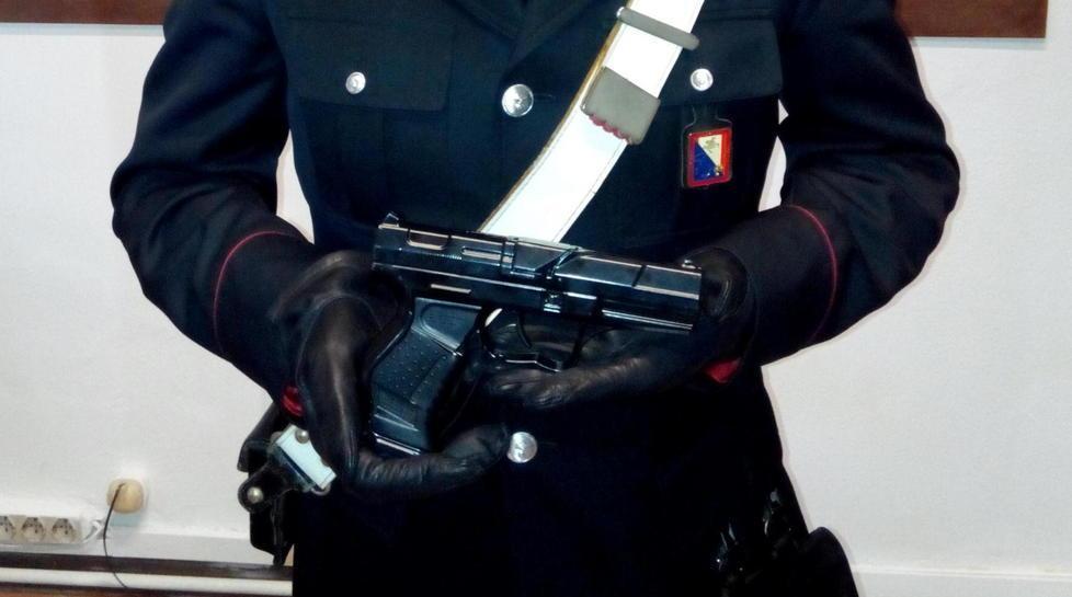 La pistola non aveva il tappo rosso Ragazzino nei guai