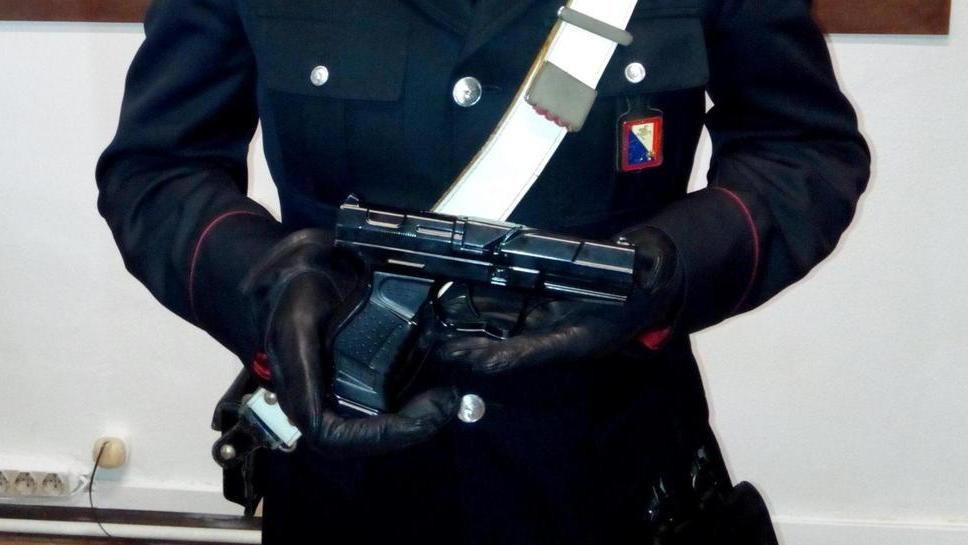 La pistola non aveva il tappo rosso Ragazzino nei guai