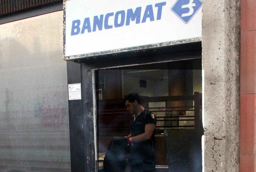 Salta in aria il bancomat Rubati trentamila euro 