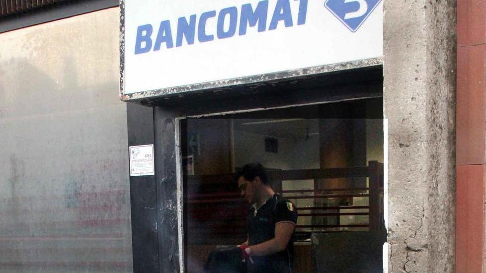 Salta in aria il bancomat Rubati trentamila euro