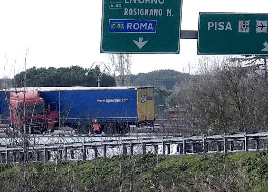Camion di traverso allo svincolo Pisa
