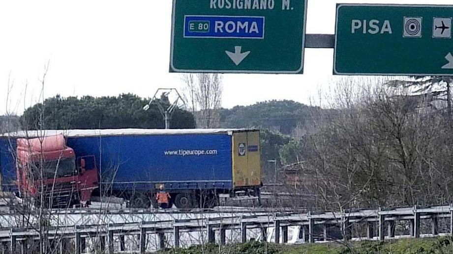 Camion di traverso allo svincolo Pisa