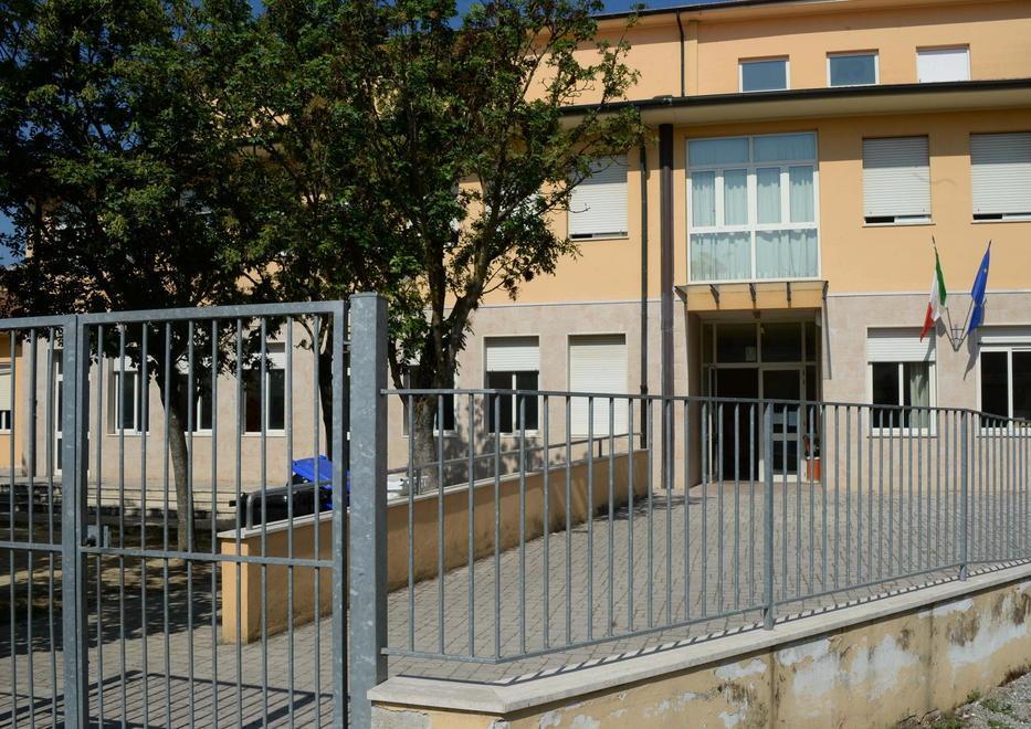 Aule divise su due piani ma la custode è una sola 