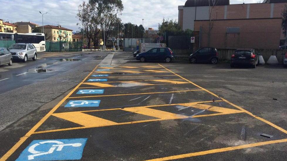 I posti per disabili? A un km dal binario