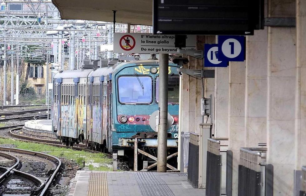 Travolto dal treno, gambe amputate 