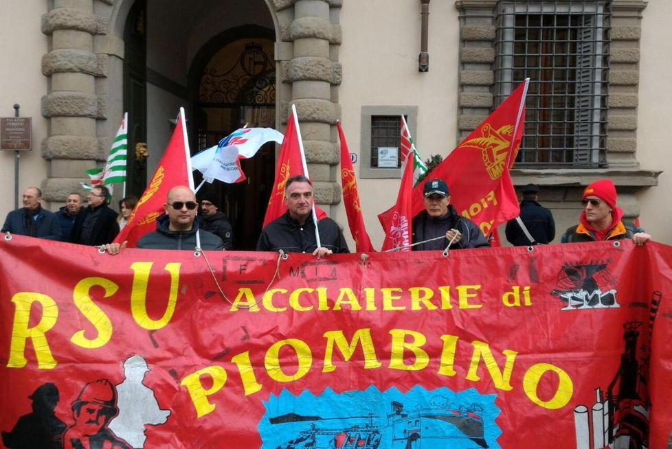 Presidio di operai e sindacati per chiedere certezze