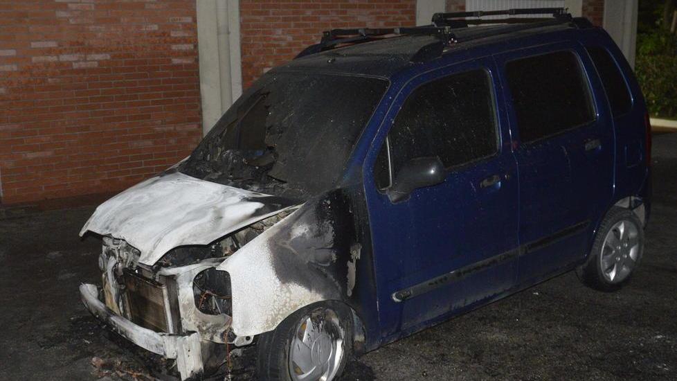 Appiccava le fiamme e restava a guardare