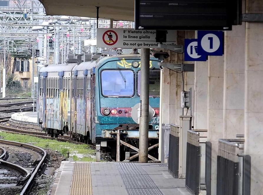 Viene travolto dal treno, gambe amputate 