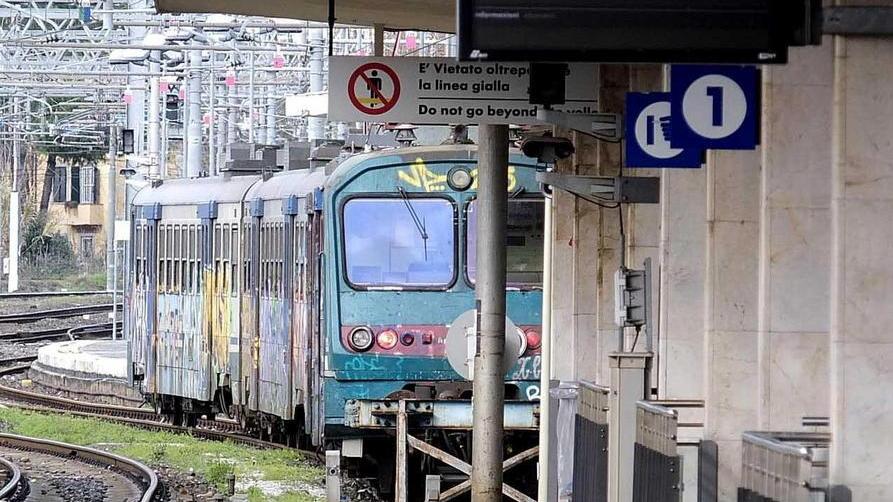 Viene travolto dal treno, gambe amputate