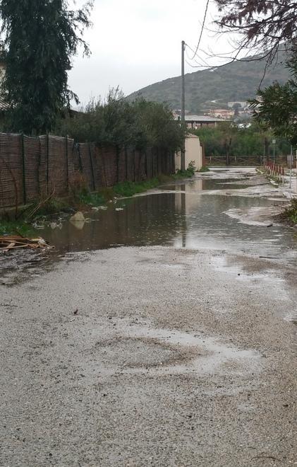 La Caletta, scarichi e miasmi in centro 