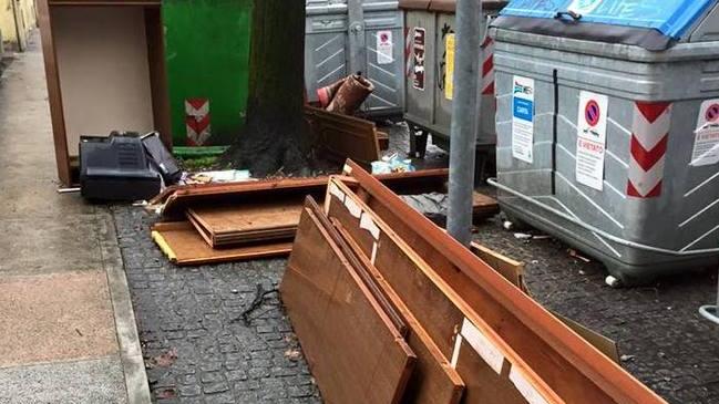 Rifiuti abbandonati in via Misley