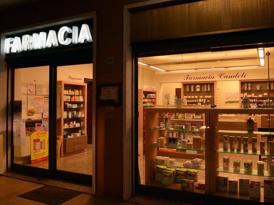 Rapinano farmacia con pistola e coltello 
