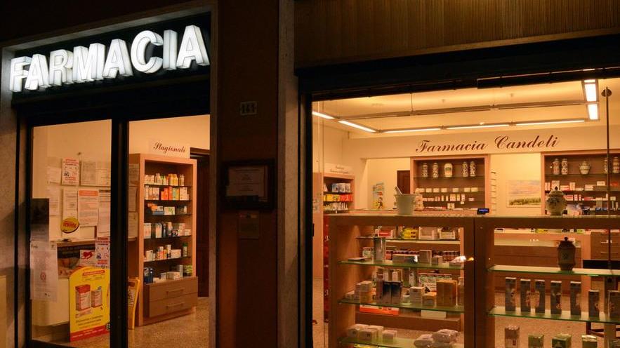 Rapinano farmacia con pistola e coltello