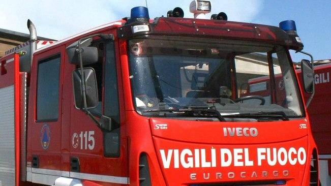 Sente i lamenti di un’anziana e fa scattare i soccorsi