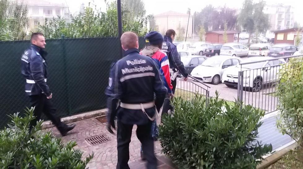 Due abusivi fermati dai vigili nel parcheggio