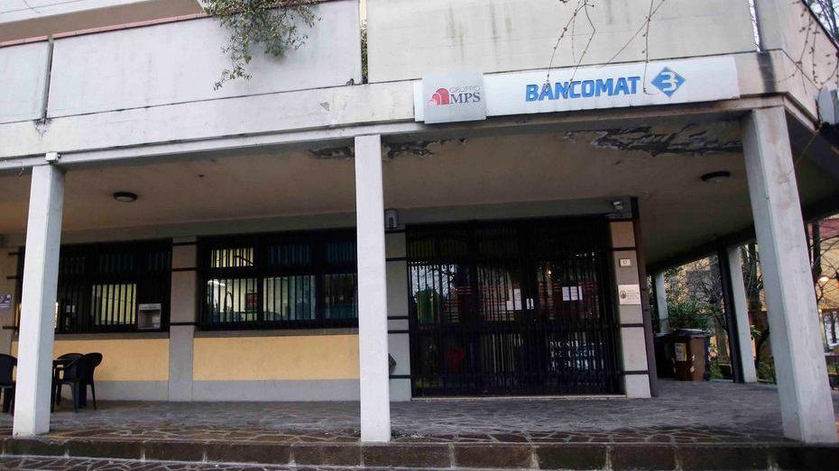 La moto s’inceppa, banditi in fuga a piedi