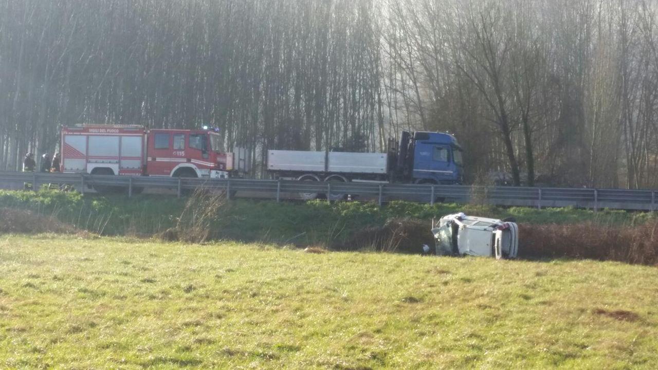 L'auto ribaltata sull'A11