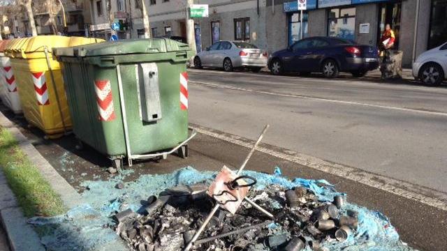 La "campana" per la raccolta del vetro data alle fiamme in viale Montegrappa (foto Batavia)