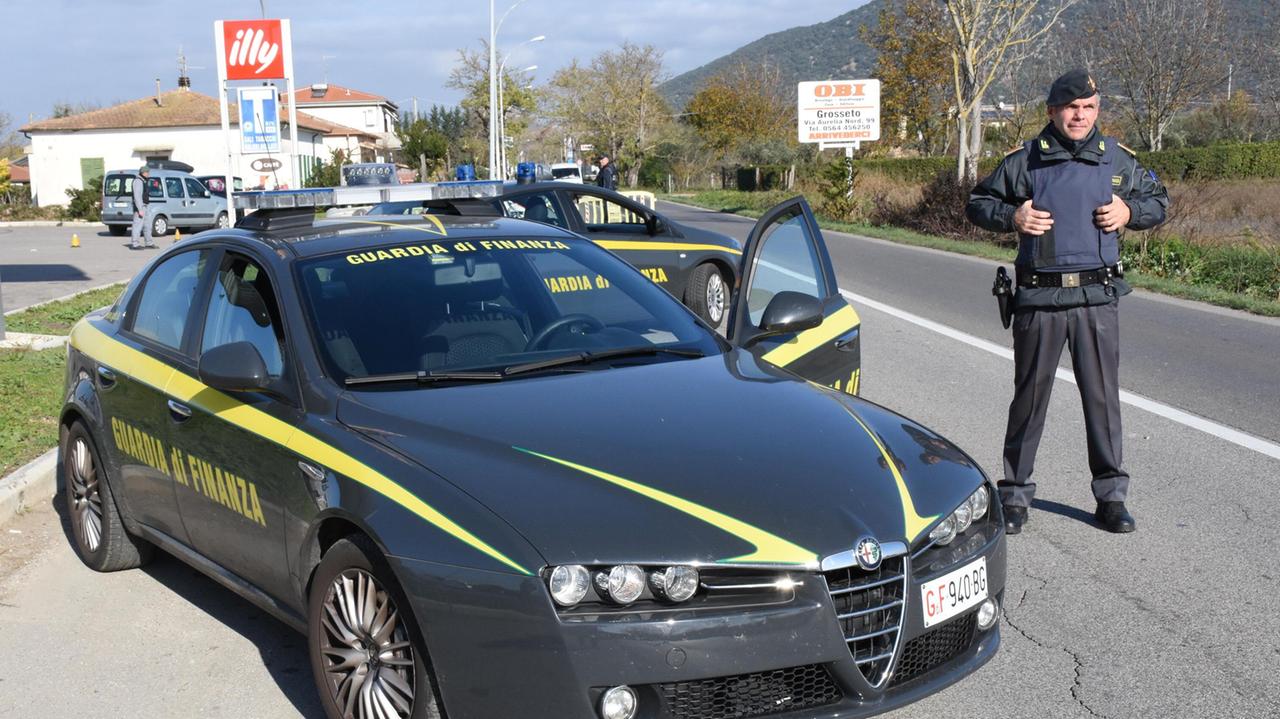 Un controllo, su strada, della Guardia di Finanza
