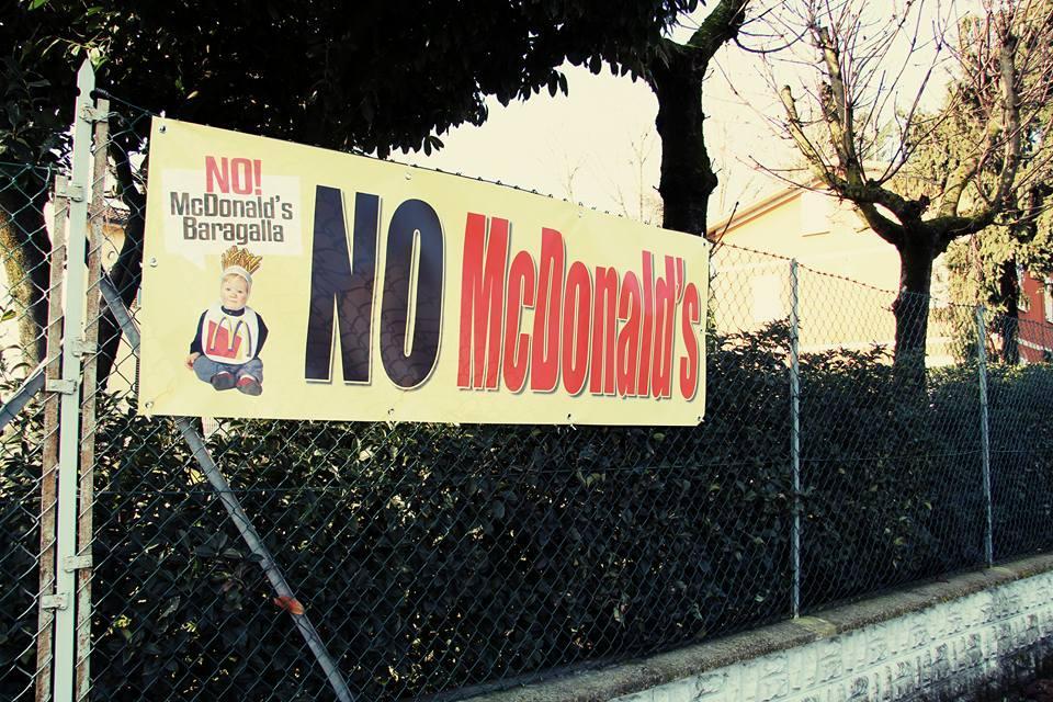 No McDonald's, Baragalla tappezzata di striscioni