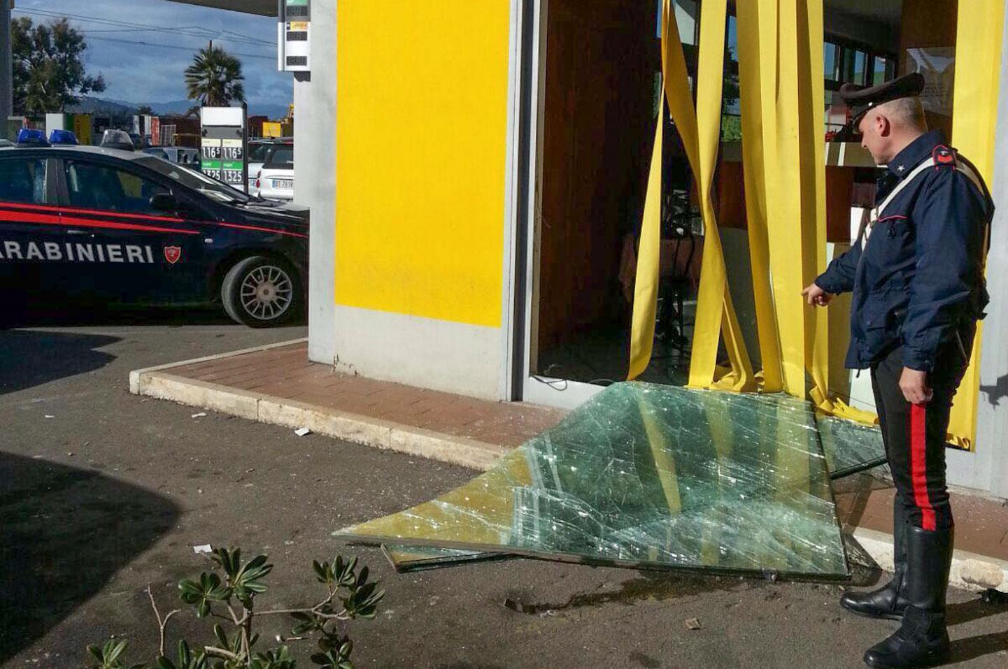 I carabinieri al distributore preso di mira dei ladri