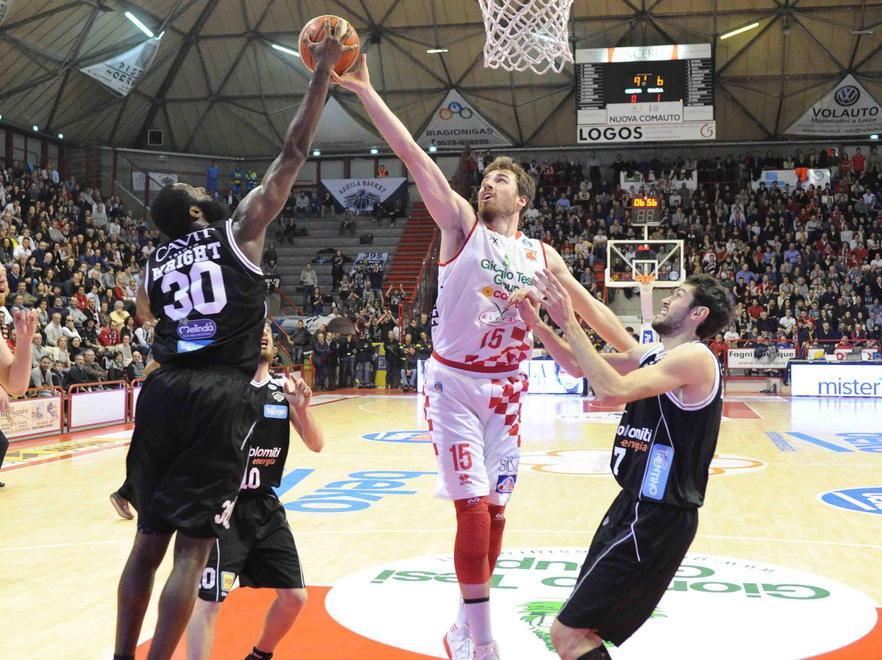 Un'azione sotto canestro con Czyz impeganto a stoppare (Foto Gori)