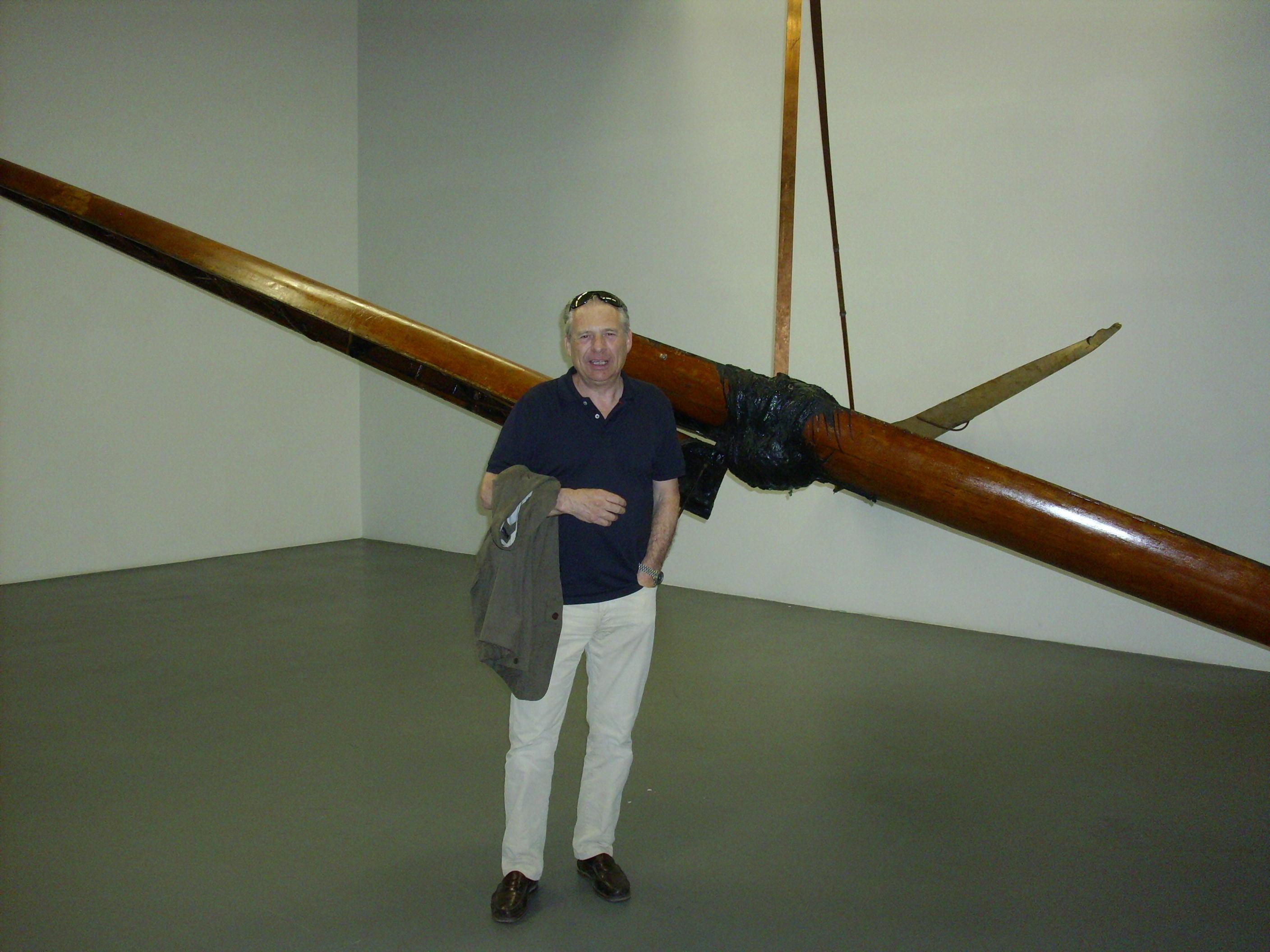 Valdemaro Beccaglia davanti ad un'opera di Zorio al Museo Pecci (foto Batavia)