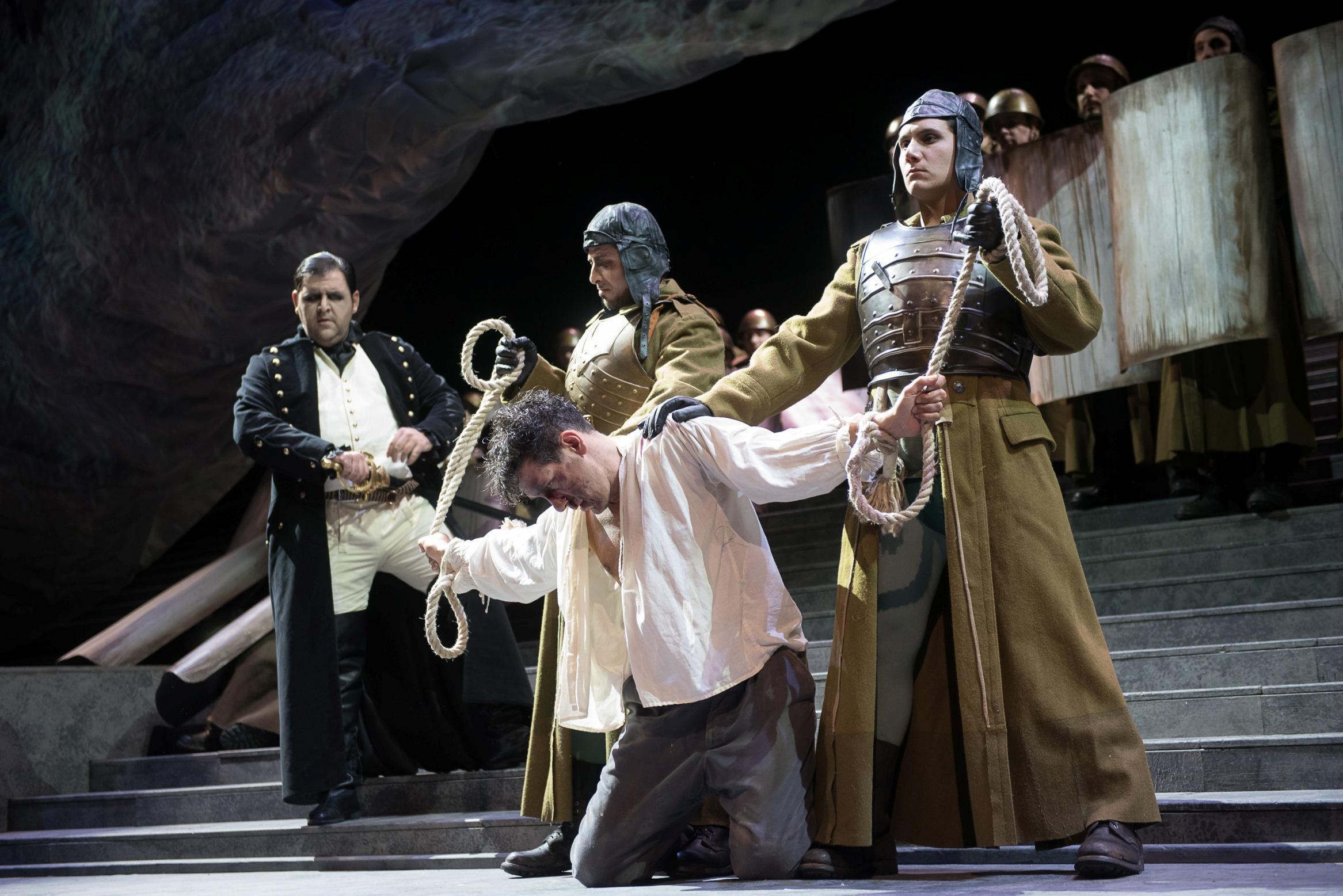 Una scena da Lucia di Lammermoor al Comunale di Modena