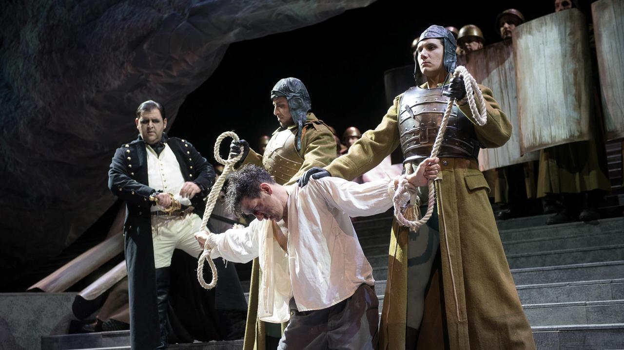Una scena da Lucia di Lammermoor al Comunale di Modena