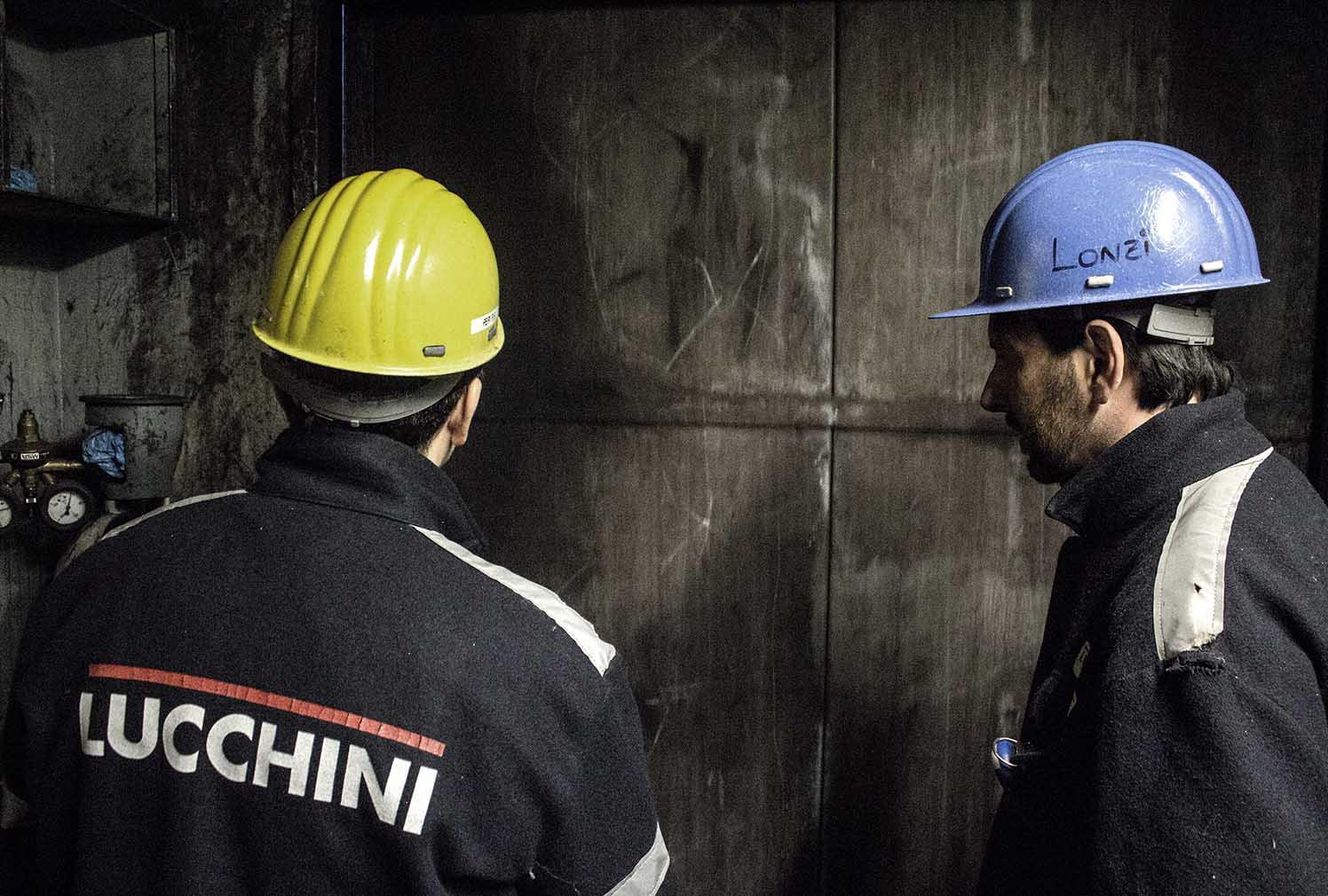 Operai della ex Lucchini dentro lo stabilimento (foto Muzzi)