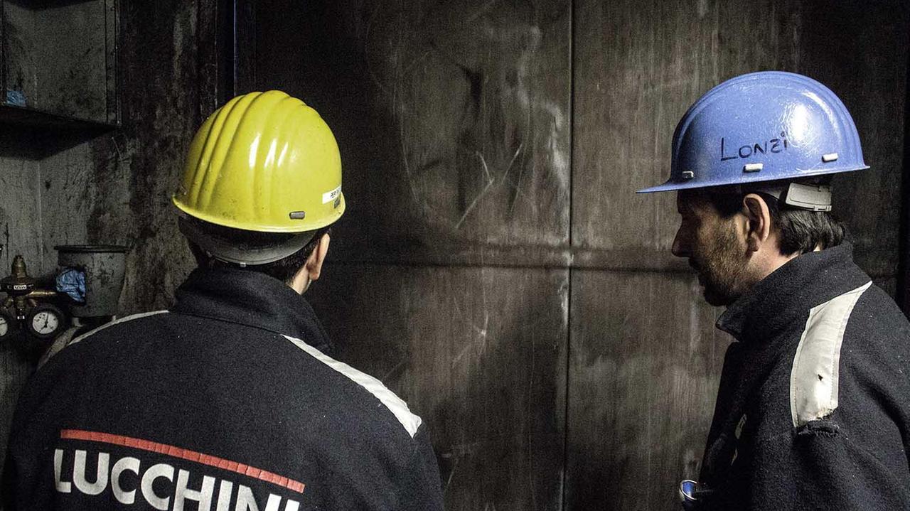 Operai della ex Lucchini dentro lo stabilimento (foto Muzzi)