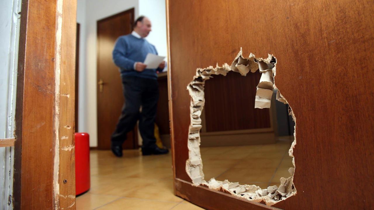 La porta dell'agenzia di assicurazioni sfodnata dai ladri (Foto Nucci)