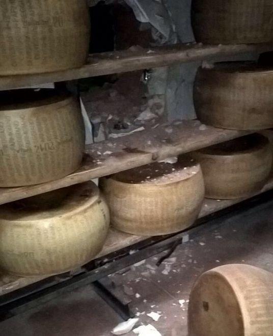 Fanno un buco nel muro, ma il furto in latteria salta 