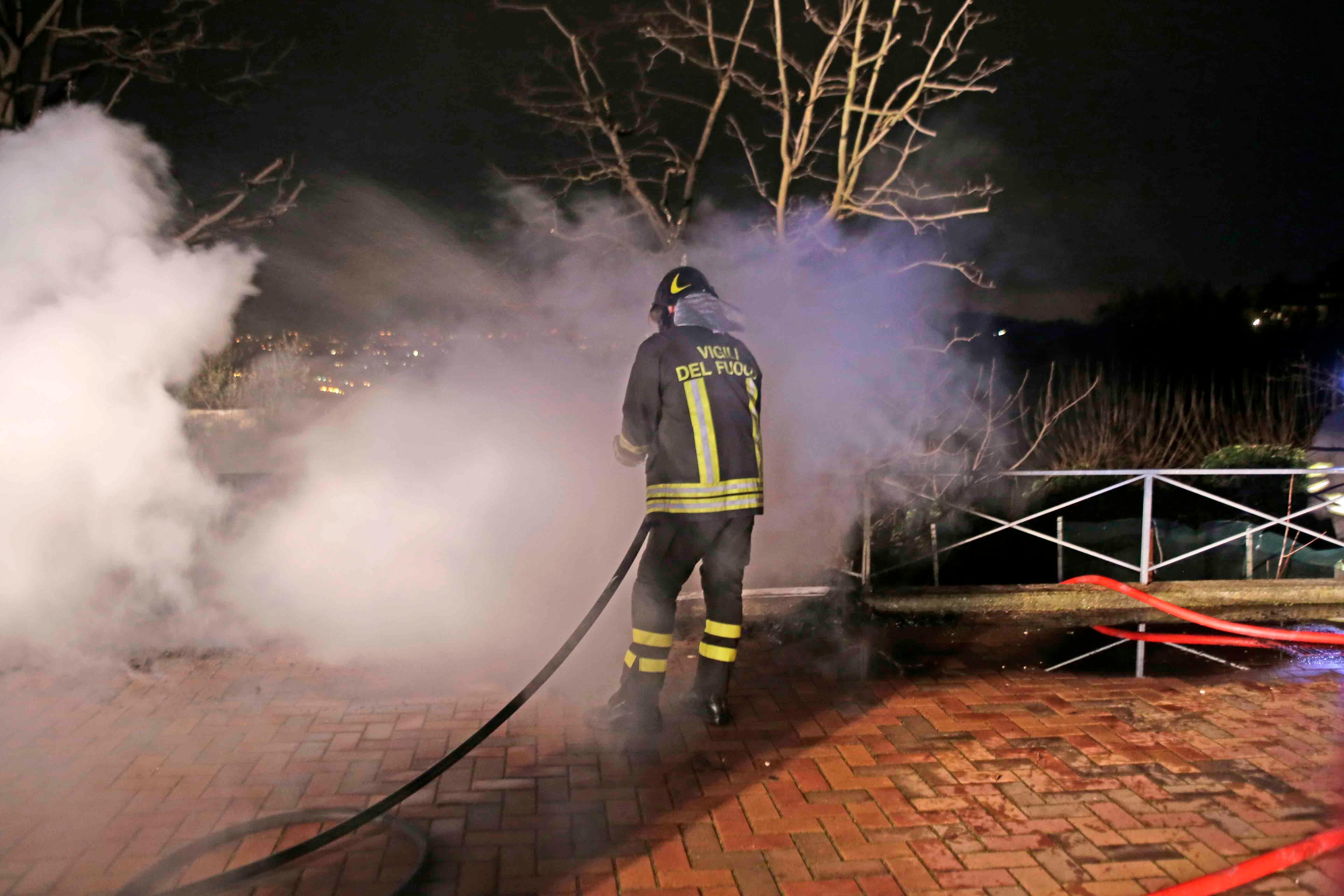 Incendio accanto alla villa a Montecavolo 