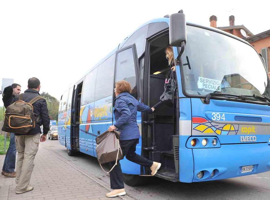 Niente resto: costretto a scendere dal bus 