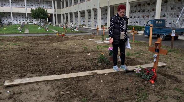 Cimitero nel fango protesta una donna «Siamo di serie B»