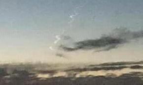 Tutti con lo sguardo verso la scia in cielo